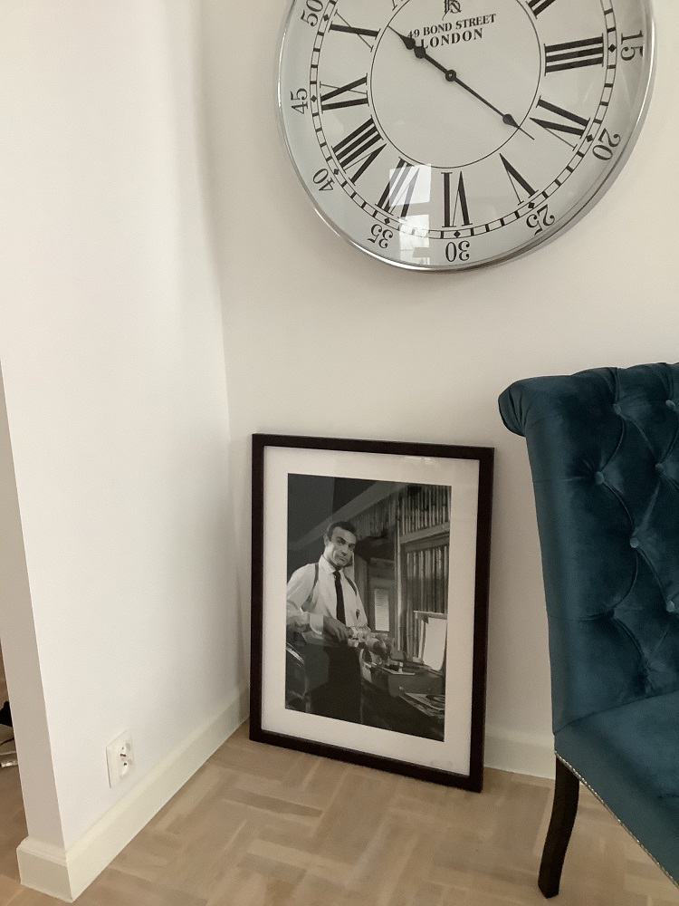 obraz z Jamesem Bondem zegar do salonu