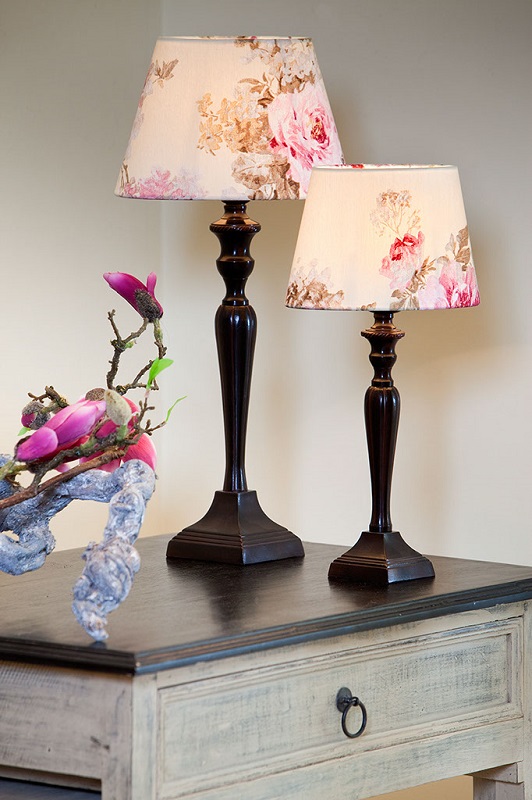 lampy stolowe z abazurami w kwiaty