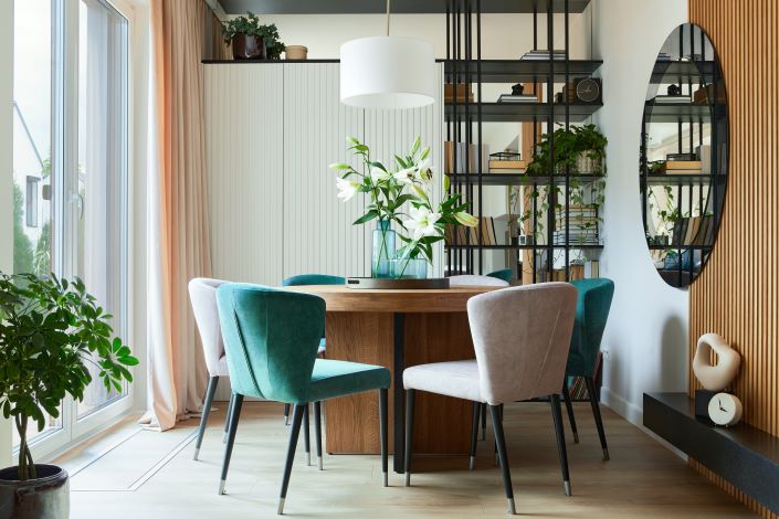 jadalnia stol drewniany krzesla tapicerowane