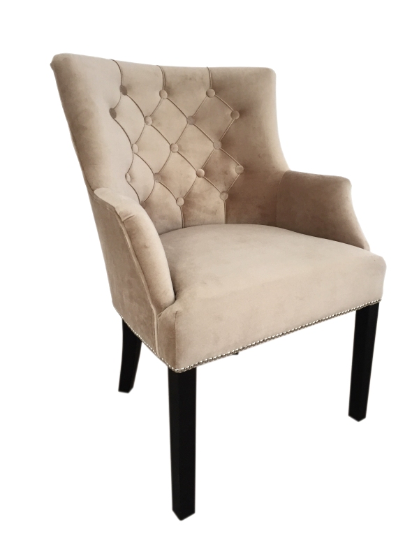 krzesło glamour beżowe z drewnianymi nogami z weluru