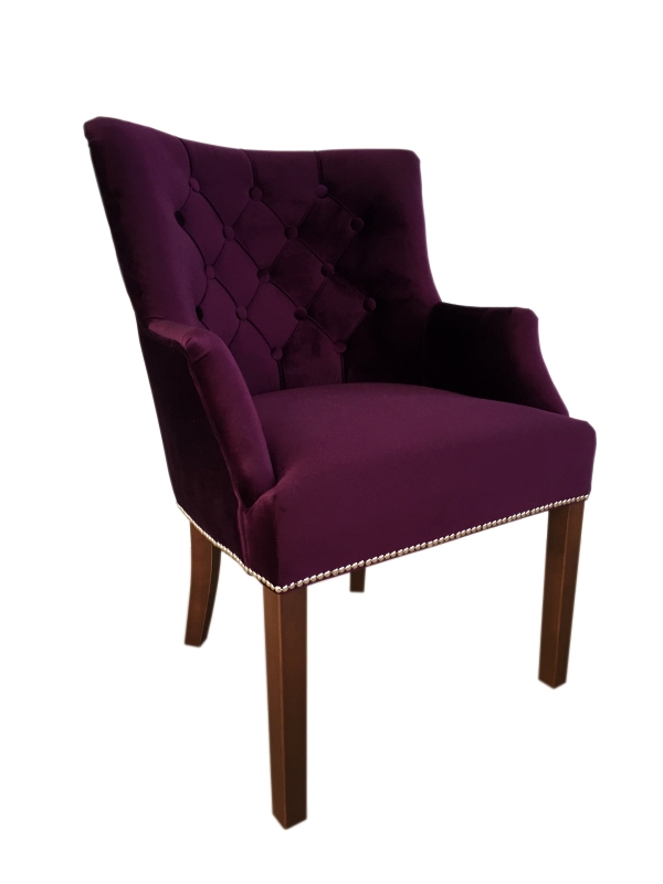 krzesło glamour wiśniowe z drewnianymi nogami z weluru