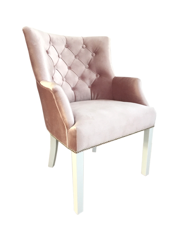 Krzeslo pudrowy róż w stylu hampton welurowe z półpodłokietnikami