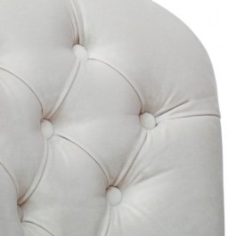 Pikowany fotel tapicerowany CAPRI w kremowej welurowej tapicerce z chromowanymi ćwiekami