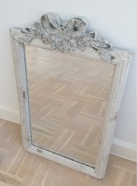 Drewniane lustro w rzeźbionej ramie przecierane 45xH75 cm