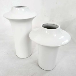 Biała waza ceramiczna BELO 19xH23 na komodęBiała waza ceramiczna BELO 19xH23 na komodę